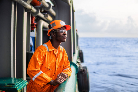 业务总体在船或船的甲板上劳累的水手或水手长照片