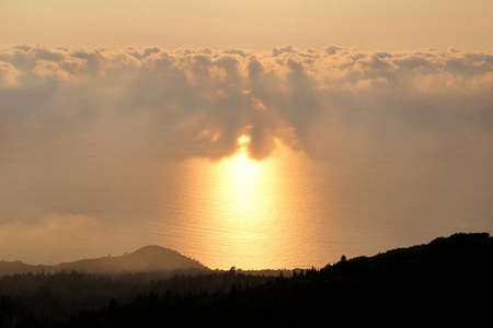 平静的日落云海,天,美丽的云结构,雄伟的景观和海景在平静的日落在地