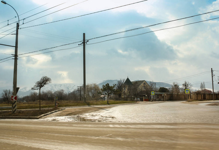 房子在十字路口.照片