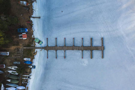 冻湖岸线及码头鸟瞰图图片