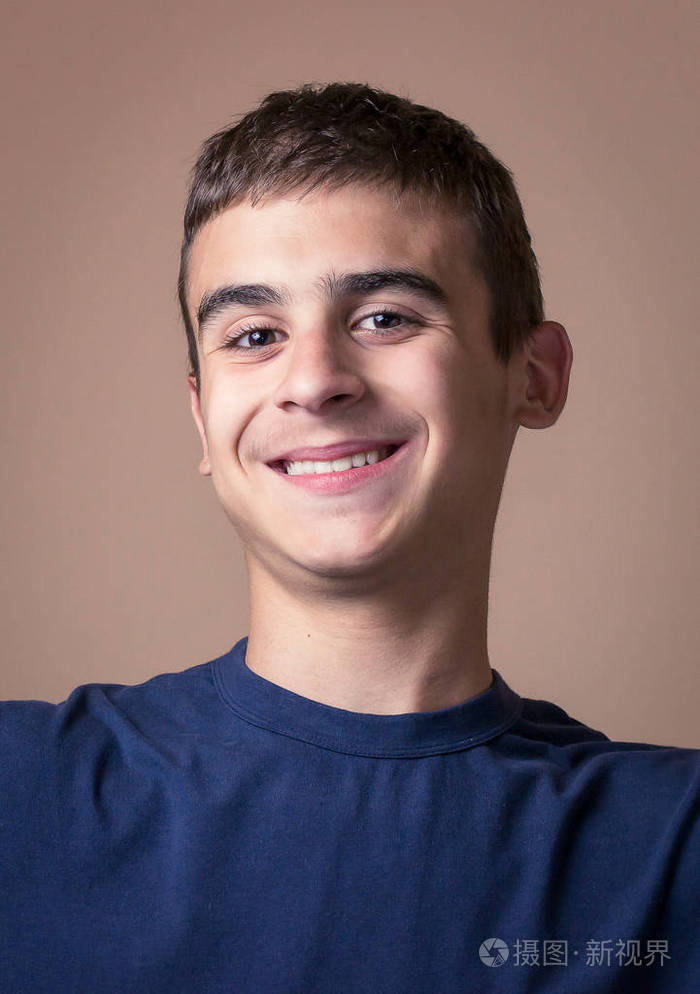 一个年轻人微笑的画像人类的面部表情肢体语言