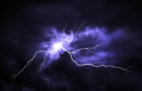 闪电击中乌云密布的天空.照片