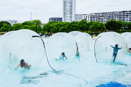 水上步行球一群孩子在气球里玩得很开心水上步行球,照片