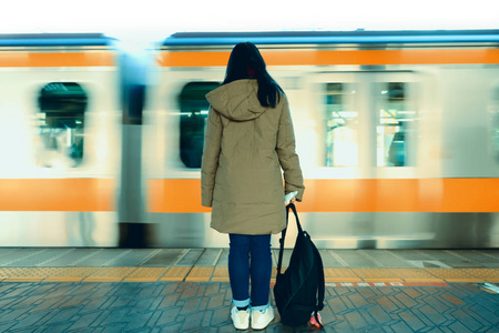 在车站的女孩图片-在车站的女孩素材-在车站的女孩插画-摄图新视界