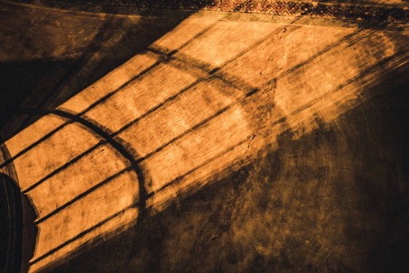 老房子里神秘走廊里的格子上的影子照片