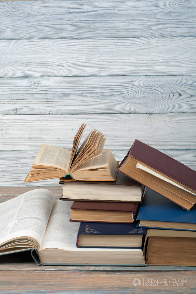 一堆五颜六色的书.教育背景.回到学校.书,精装彩色的书放在木桌上.