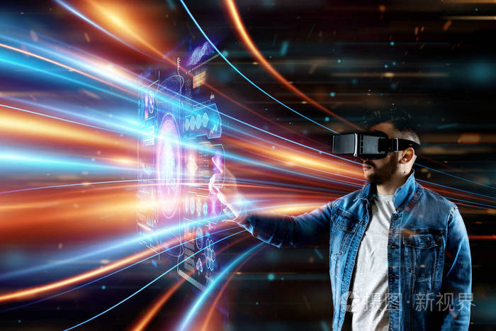 一个戴着虚拟现实(vr)眼镜的人的肖像与虚拟屏幕交互.