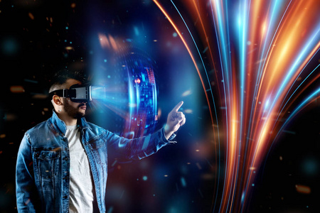 视觉交互一个戴着虚拟现实vr眼镜的人的肖像与虚拟屏幕交互.