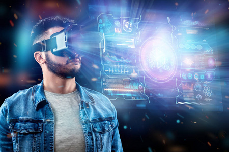 补充现实一个戴着虚拟现实(vr)眼镜的人的肖像与虚拟屏幕交互.