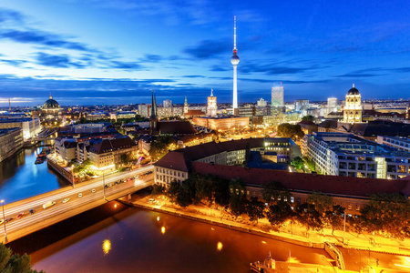 柏林天际电视塔夜德国城市政厅图片