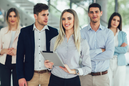 公司职员讲解工作图片