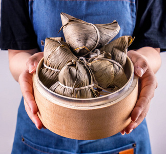 端午节,端午节黑底蒸笼中的粽子,美味的蒸笼,特写,临摹空间,俯视,平放