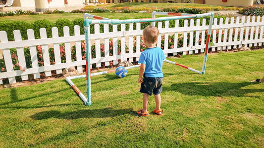 活跃的孩子们做运动照片