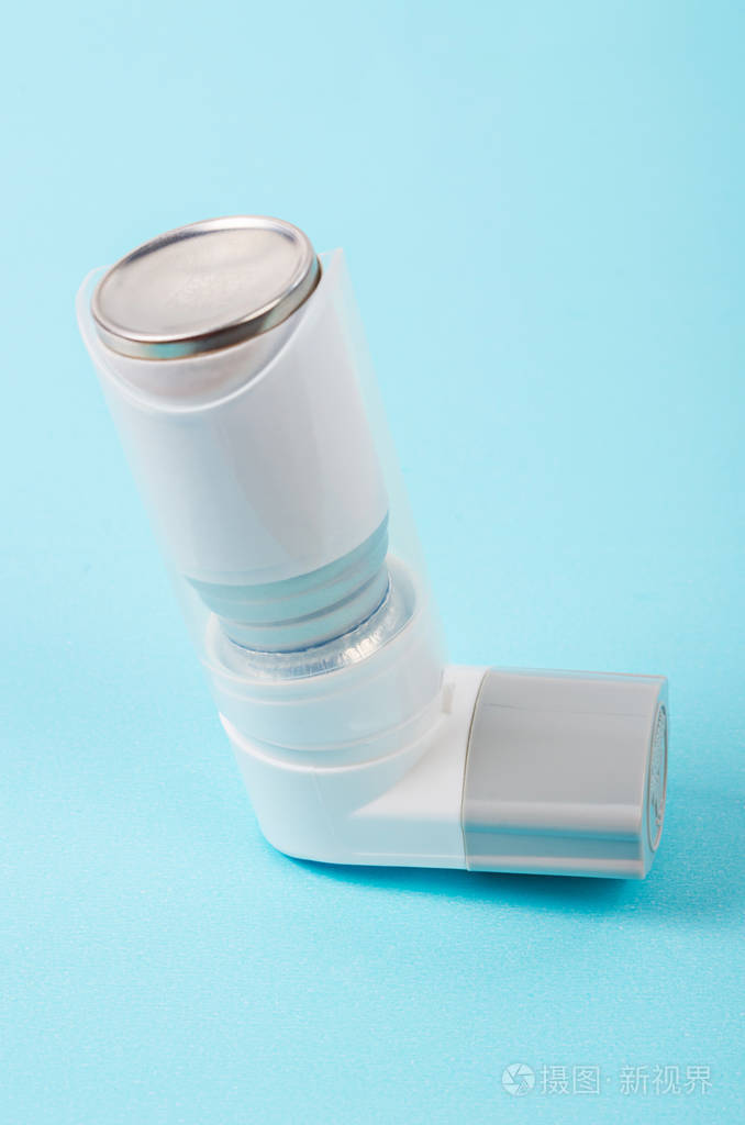 蓝色背景的哮喘吸入器