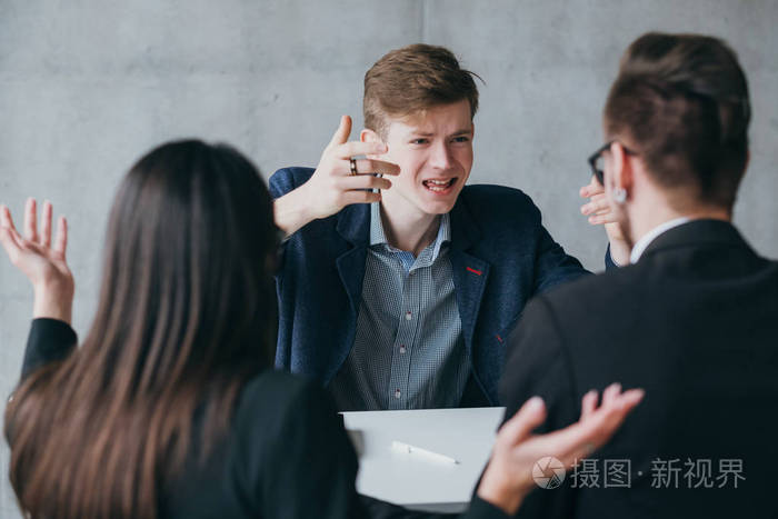 面试失败脾气暴躁的求职者