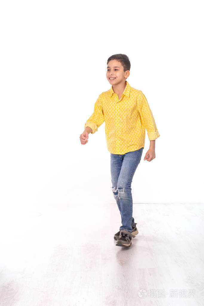 双臂交叉的严肃男孩的全身肖像