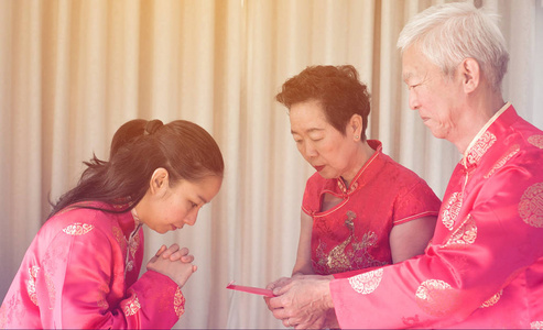 亚洲父母给女儿红包过年图片
