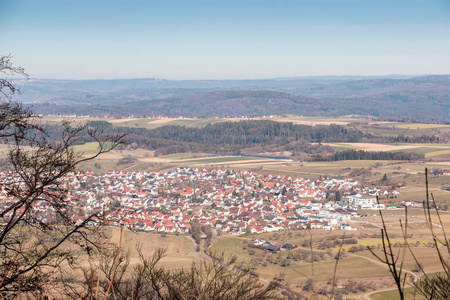德国乡村中部的一个小村庄图片