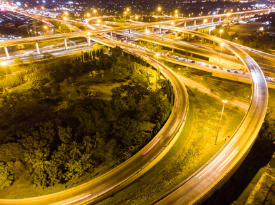 高速公路夜间车辆运输曲线图片