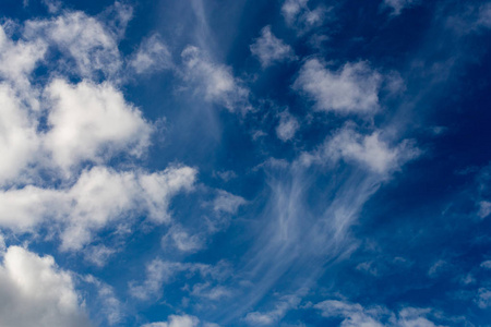 晴朗的天空与云彩图片