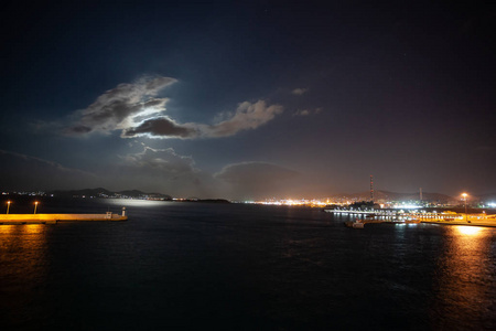 乌云遮住月亮图片