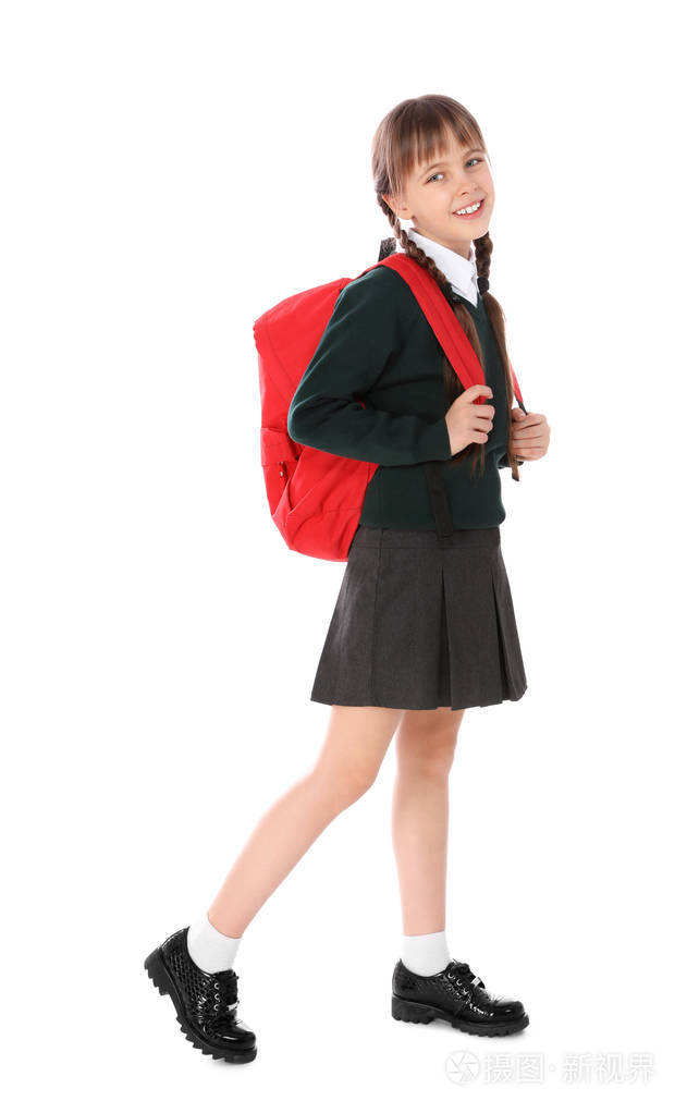 白色背景穿着校服背着背包的可爱女孩的全幅肖像