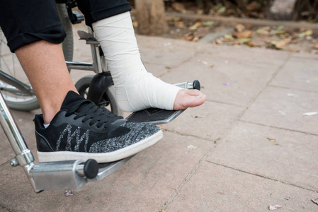 脚部扭伤一个脚部绷带在轮椅上的砖头底部的细节.照片