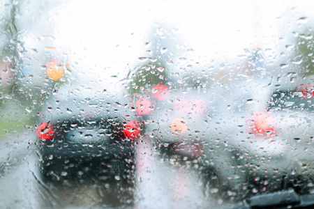 车窗下雨图片