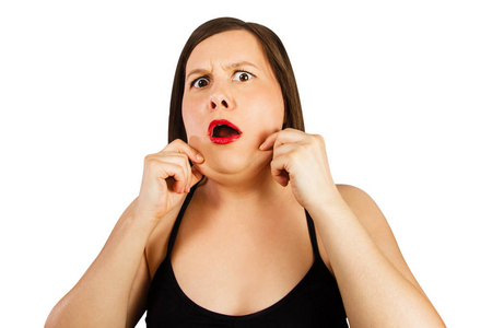 年轻的胖女人慌乱地把脸捂住,露出双下巴,好像摘下了面具,孤立在白色