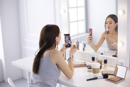对着镜子化妆图片