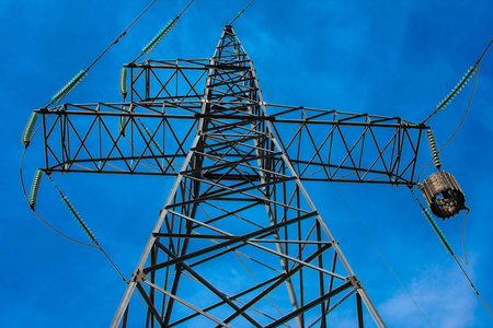 蓝天下的高压电线塔图片