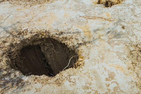 地面层风景优美的水流穿过地面,将土壤侵蚀和崩塌成自然层照片