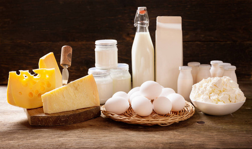 乡村木桌上的各种乳制品照片