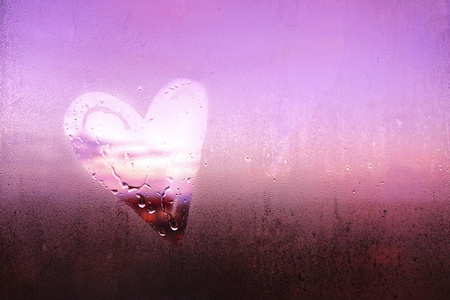 玻璃心签名句子雾气缭绕的窗玻璃上的心形.爱的概念.