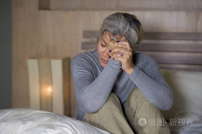 戏剧性的生活方式家庭肖像画迷人的悲伤和失落的中年妇女灰色头发坐在
