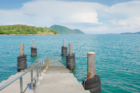 有复制空间的海上码头场景.插画
