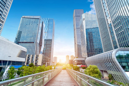 现代城市中的高层建筑照片