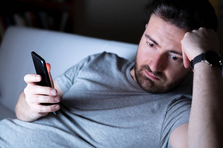 失眠男悲伤男像独自拿着手机照片