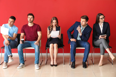 在室内等待面试的年轻人照片