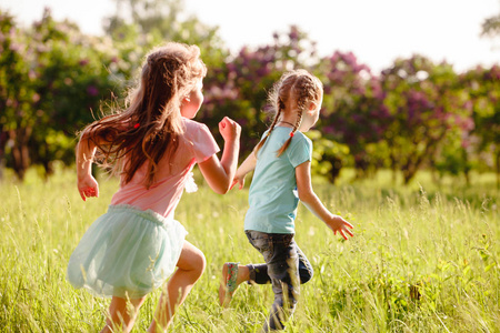 一群孩子在公园里的草地上玩耍和奔跑照片