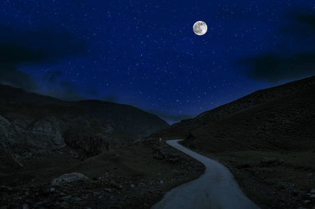 夜有大月的乡村公路夜景.长快门照片照片