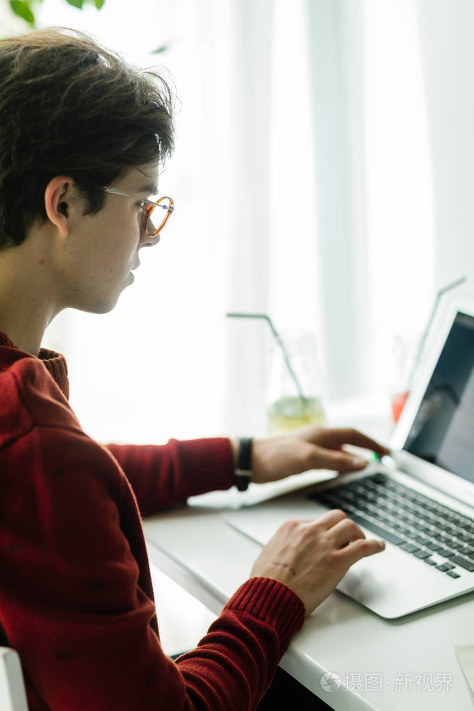 大学生使用笔记本电脑