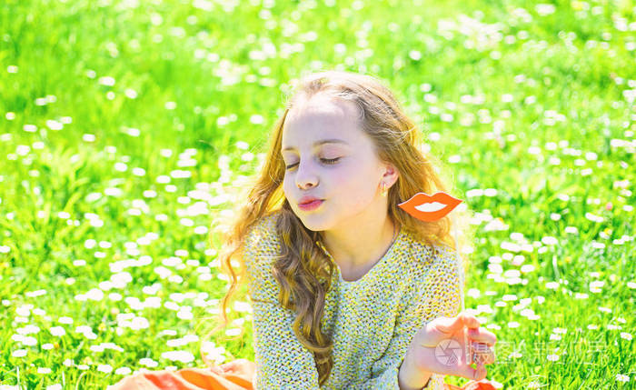 女孩坐在草地上,绿色的背景