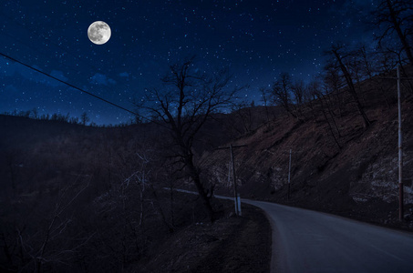 夜有大月的乡村公路夜景.长快门照片照片