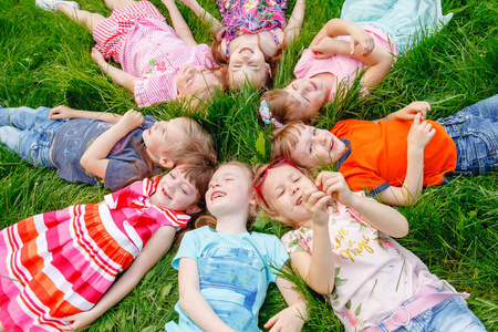 一群孩子在公园里的草地上玩耍和奔跑照片