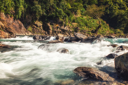 台湾五来湍急的河流照片