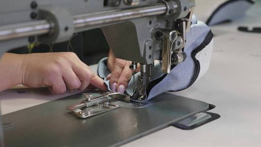 缝纫机的针在运动.缝纫机的两个针快速上下移动,特写.