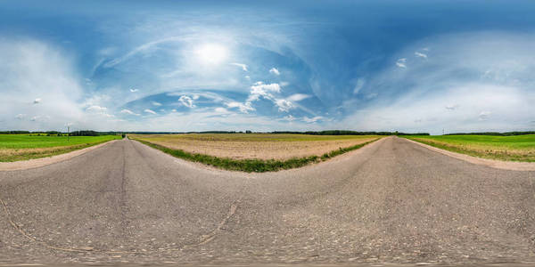 全无缝球形hdri全景图,在夏季田野间的柏油路上360度全方位视角,在等