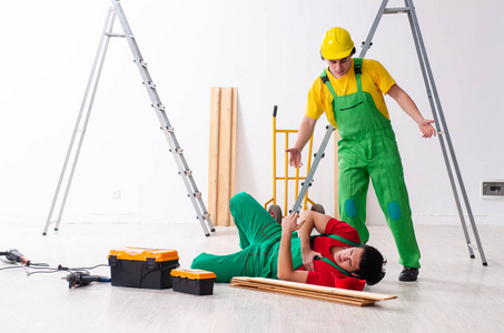 攻击的梯子injured worker and his workmate 照片