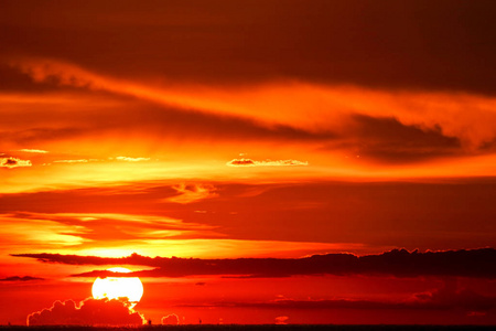 海上夕阳最后一缕红云剪影图片